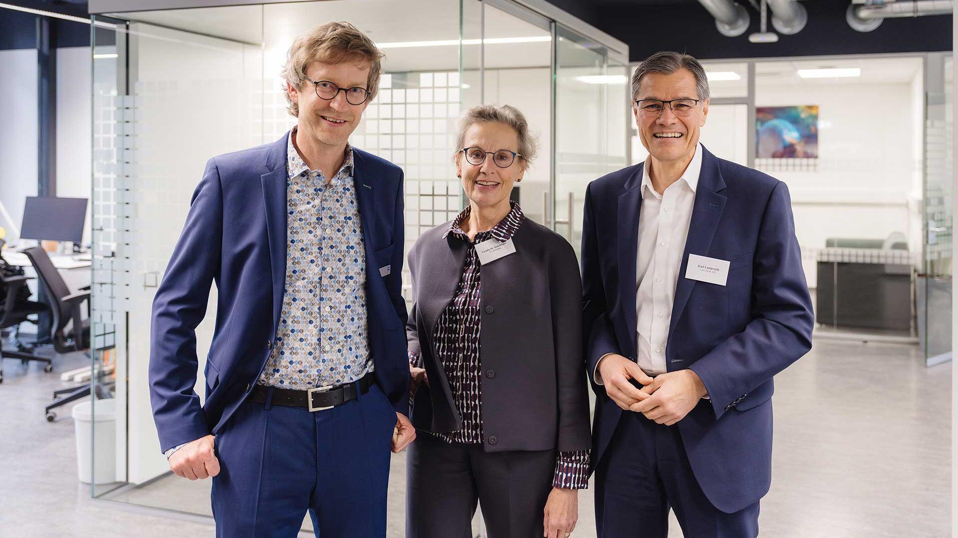 Dr. Kai Wicker, Head of the ZEISS Innovation Hub Dresden, Prof. Dr. Ursula M. Staudinger, Rector of the Technical University of Dresden, and Dr. Karl Lamprecht, President and CEO of ZEISS, (from left to right) at the opening ceremony for the new premises of the ZEISS Innovation Hub Dresden.
