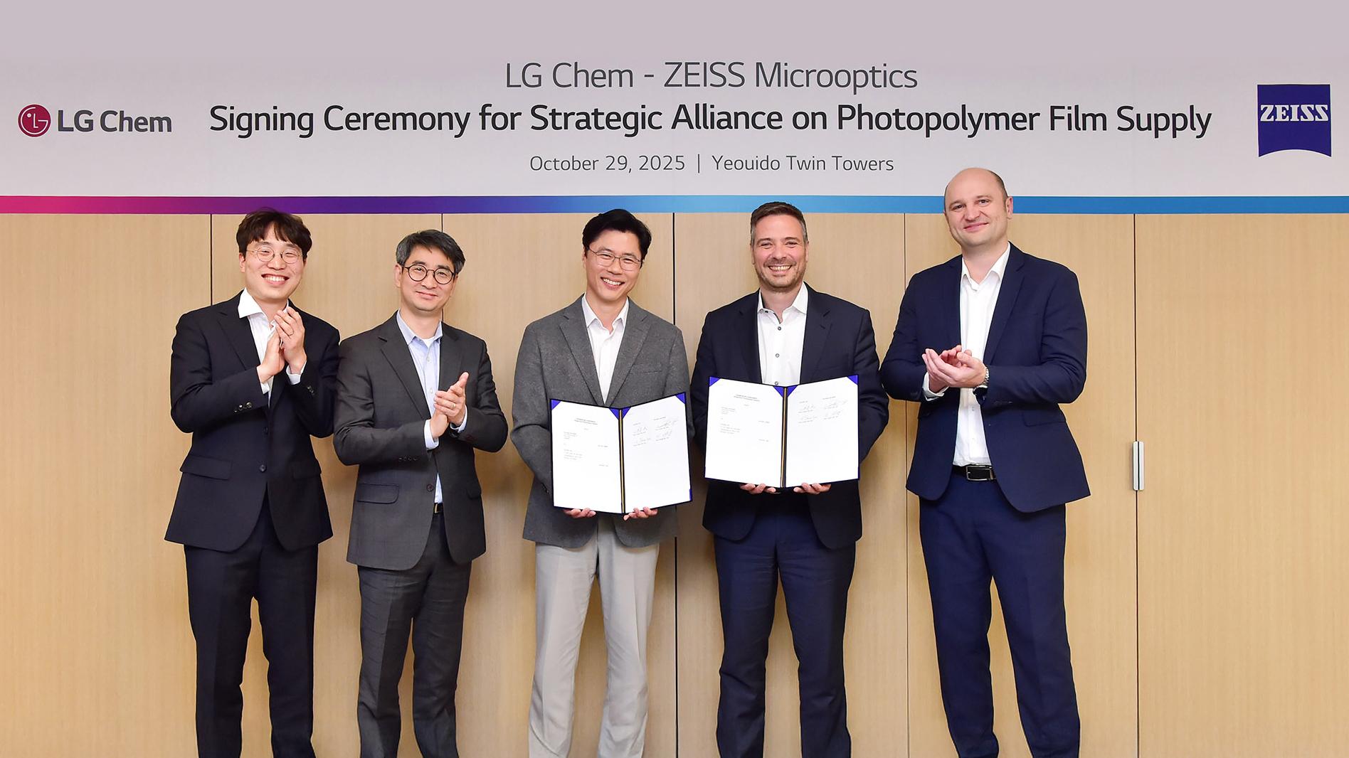 At LG Chem’s Yeouido Twin Towers, Ko Kyung-deok, Vice President and Head of Electronics Materials Business Unit at LG Chem (third from left), Stephan Höfer, Senior Vice President and Head of Business Development and Marketing at ZEISS (fourth from left), and other executives from both companies pose for a commemorative photo after signing a business cooperation agreement.