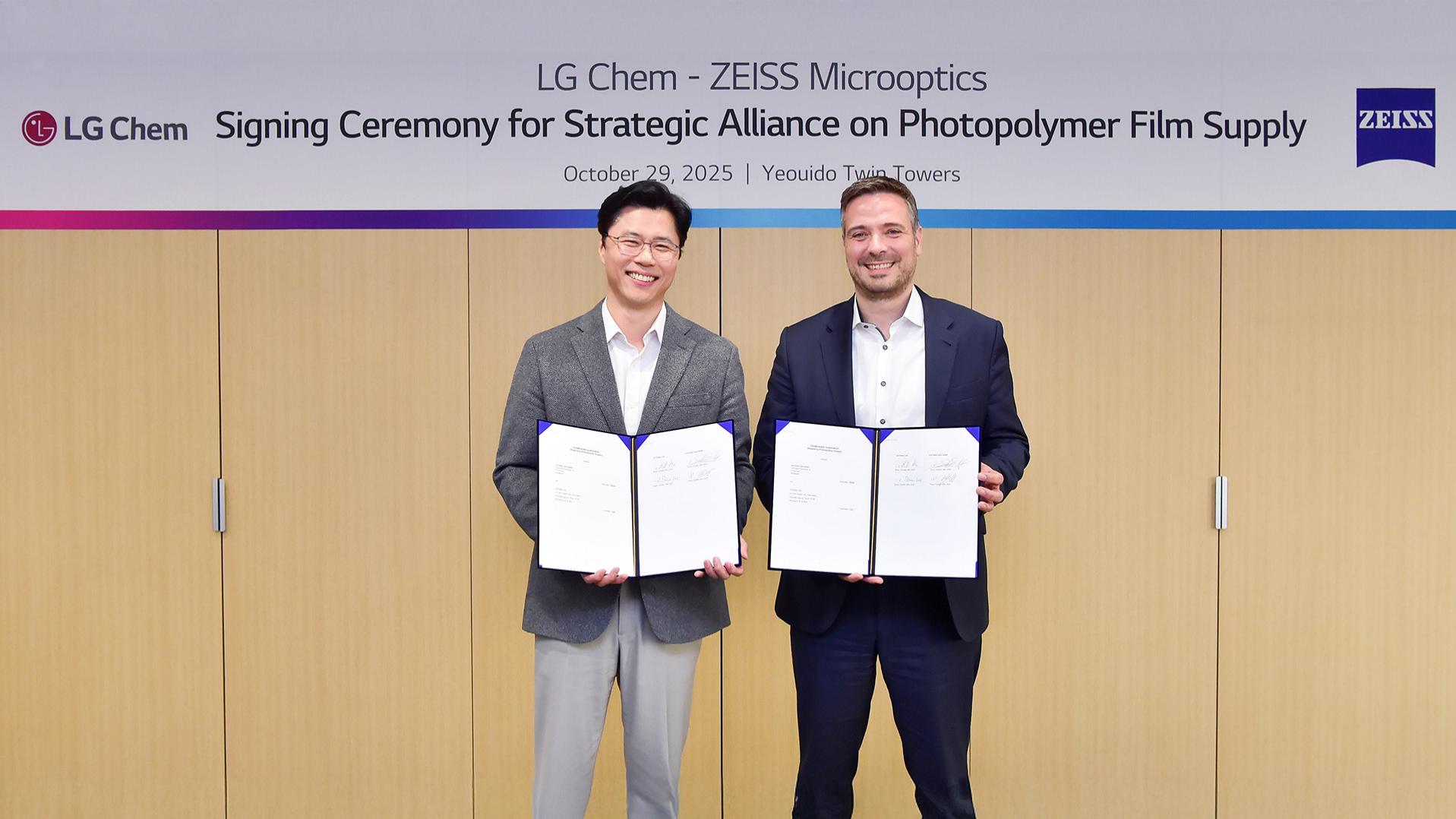 At LG Chem’s Yeouido Twin Towers, Ko Kyung-deok, Vice President and Head of Electronics Materials Business Unit at LG Chem (left), and Stephan Höfer, Senior Vice President and Head of Business Development and Marketing at ZEISS Microoptics (right) pose for a commemorative photo after signing a business cooperation agreement for photopolymer film.