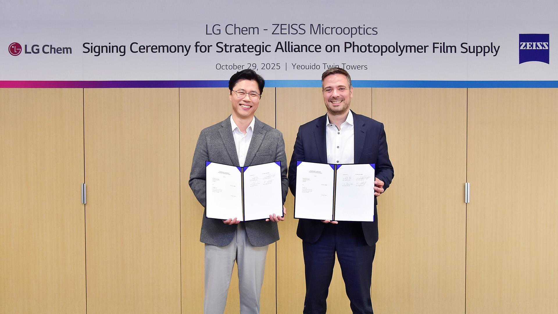 At LG Chem’s Yeouido Twin Towers, Ko Kyung-deok, Vice President and Head of Electronics Materials Business Unit at LG Chem (left), and Stephan Höfer, Senior Vice President and Head of Business Development and Marketing at ZEISS Microoptics (right) pose for a commemorative photo after signing a business cooperation agreement for photopolymer film.