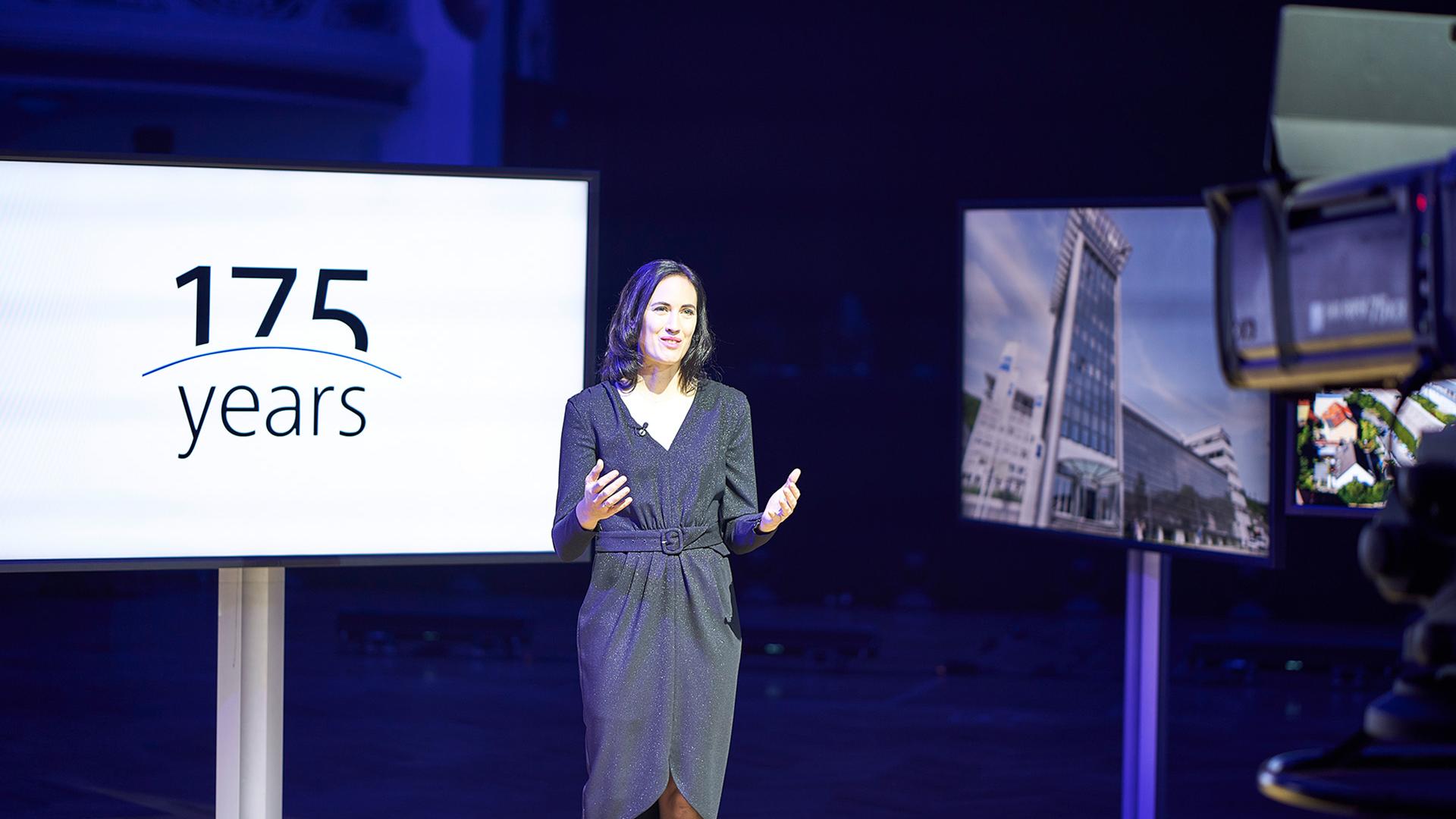 ZEISS employee Nicole Fröger, who moderated the ZEISS 175th Anniversary Celebration at the Volkshaus in Jena.