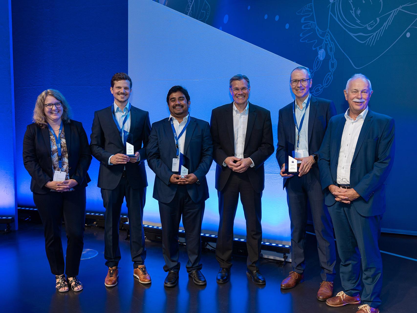 From left to right: Prof. Dr. Christine Silberhorn, Dr. Simon Baier, Dr. Arindam Ghosh, Prof. Dr. Immanuel Bloch, Dr. Karl Lamprecht und Prof. Dr. Jürgen Mlynek.