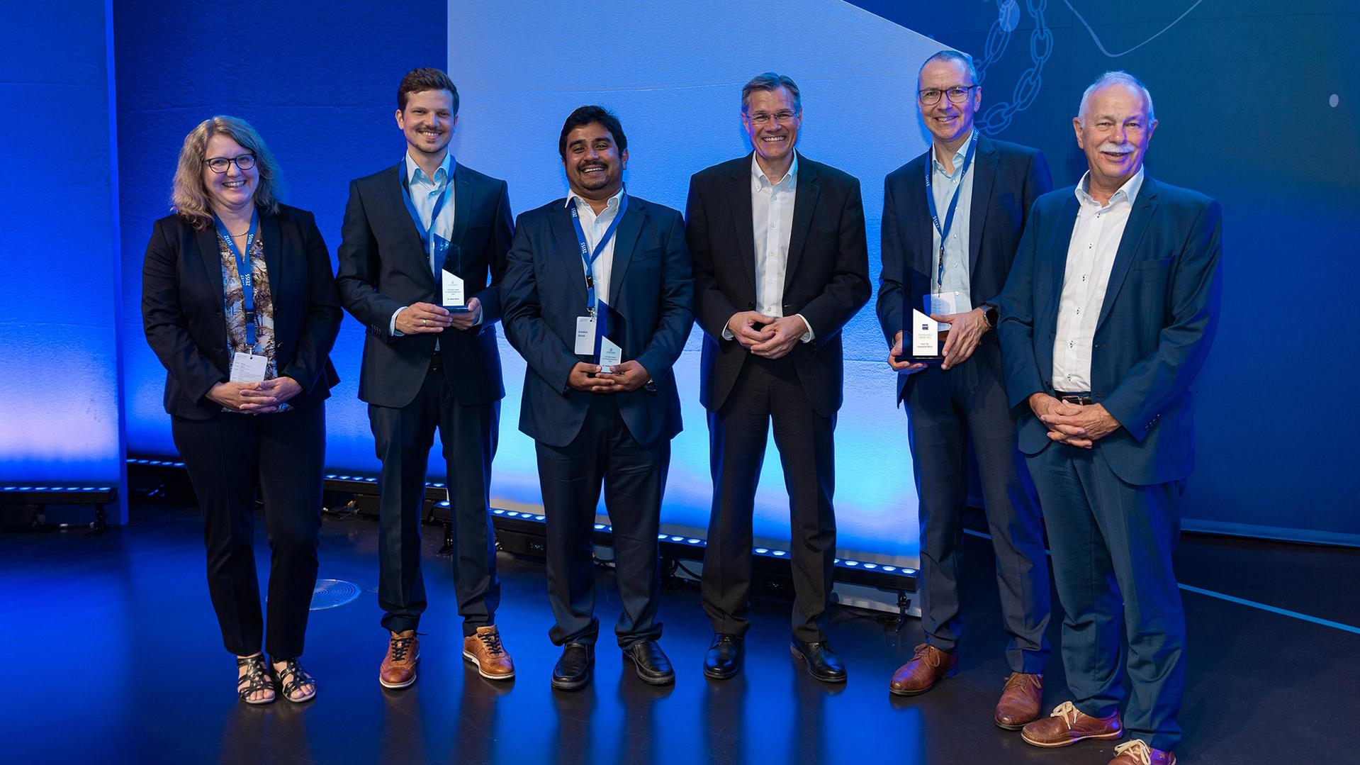 From left to right: Prof. Dr. Christine Silberhorn, Dr. Simon Baier, Dr. Arindam Ghosh, Prof. Dr. Immanuel Bloch, Dr. Karl Lamprecht und Prof. Dr. Jürgen Mlynek.