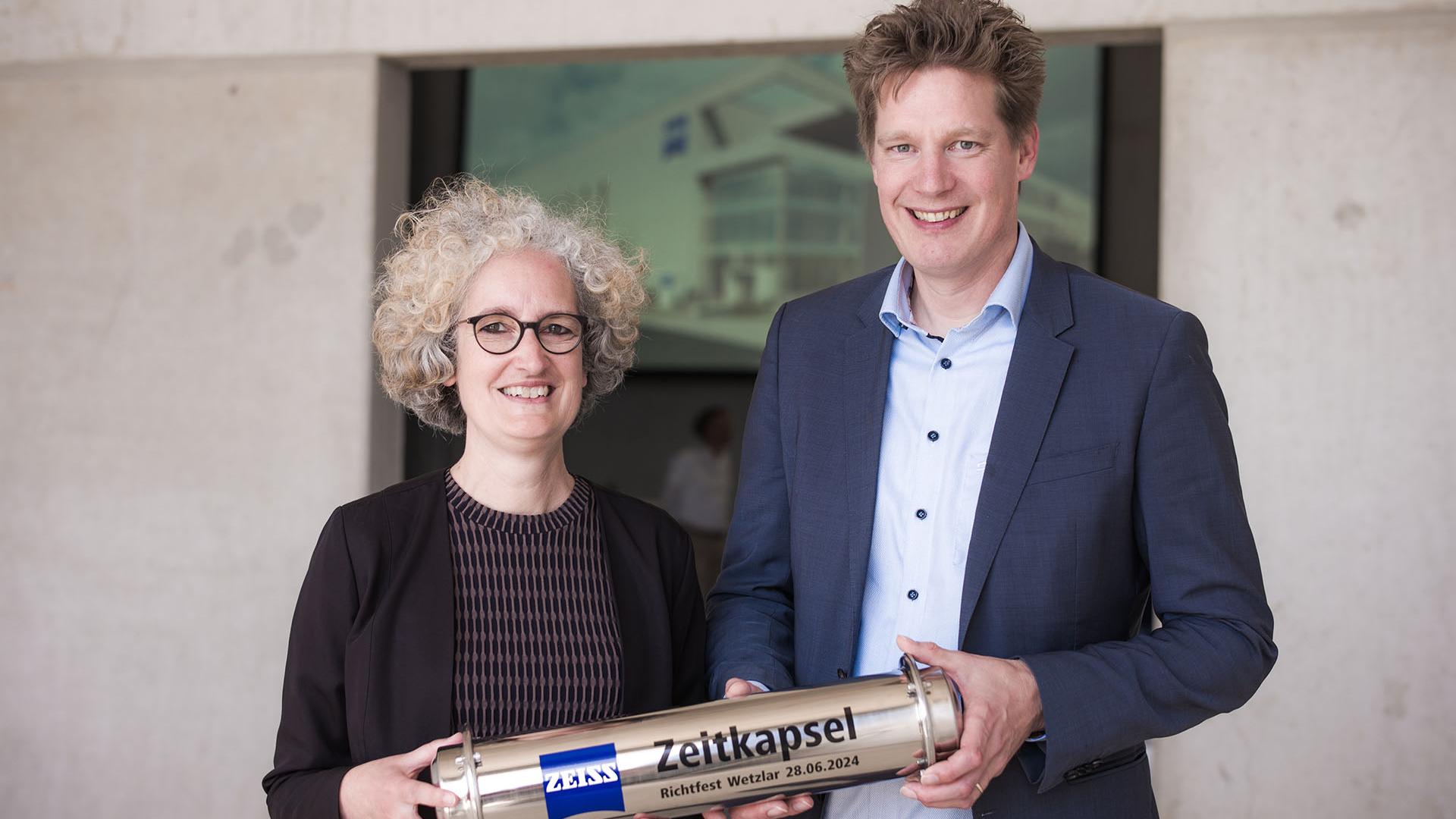 Site manager Katrin Ariki and Chief Operating Officer Christoph Hensche at the topping-out ceremony for the new ZEISS multifunctional factory in Wetzlar with the time capsule.