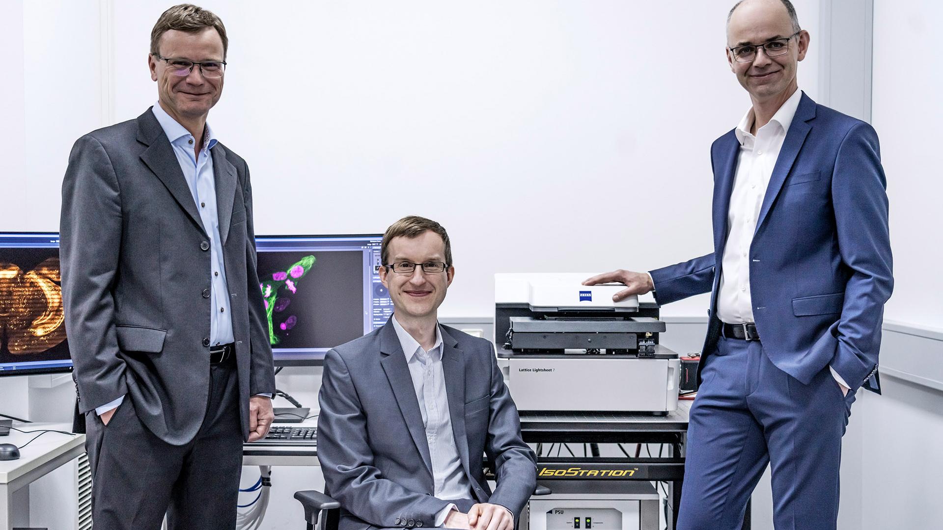 Nominated for the German Future Prize 2022 (Deutscher Zukunftspreis) with their project "ZEISS Lattice Lightsheet 7" (from left to right): Ralf Wolleschensky, Dr. Jörg Siebenmorgen and Dr. Thomas Kalkbrenner. Photo: © Deutscher Zukunftspreis/Ansgar Pudenz