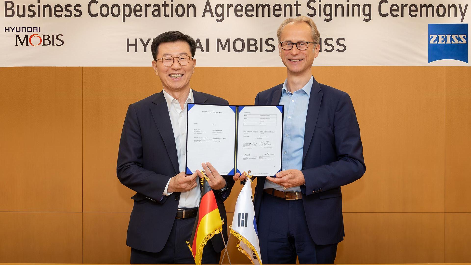 ZEISS recently signed a cooperation agreement with the South Korean company, Mobis, to jointly develop the Holographic Windshield Display (Holographic HUD) product at the technical research center in Yongin, Gyeonggi-do: Dr. Bernhard Ohnesorge, Member of the Executive Board of the Shared Production Unit at ZEISS (right) and Jung Soo-kyung, Executive Vice President and Head of the Automotive Electronics Business Unit at Hyundai Mobis (left), at the signing ceremony.