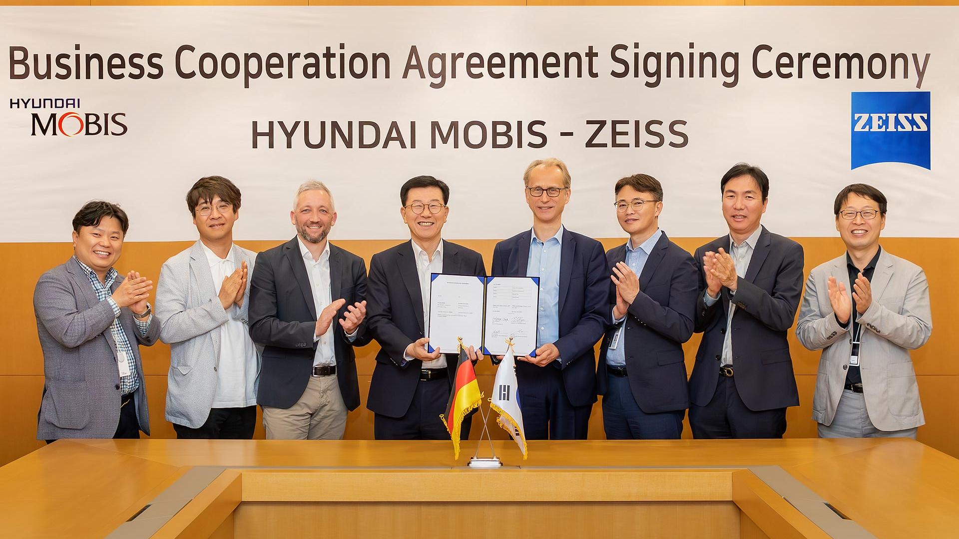 ZEISS recently signed a cooperation agreement with the South Korean company, Mobis, to jointly develop the Holographic Windshield Display (Holographic HUD) product at the technical research center in Yongin, Gyeonggi-do. Dr. Bernhard Ohnesorge, Member of the Management Board of the Shared Production Unit at ZEISS (fifth from left) and Jung Soo-kyung, Executive Vice President and Head of the Automotive Electronics Business Unit at Hyundai Mobis (fourth from left), at the signing ceremony.