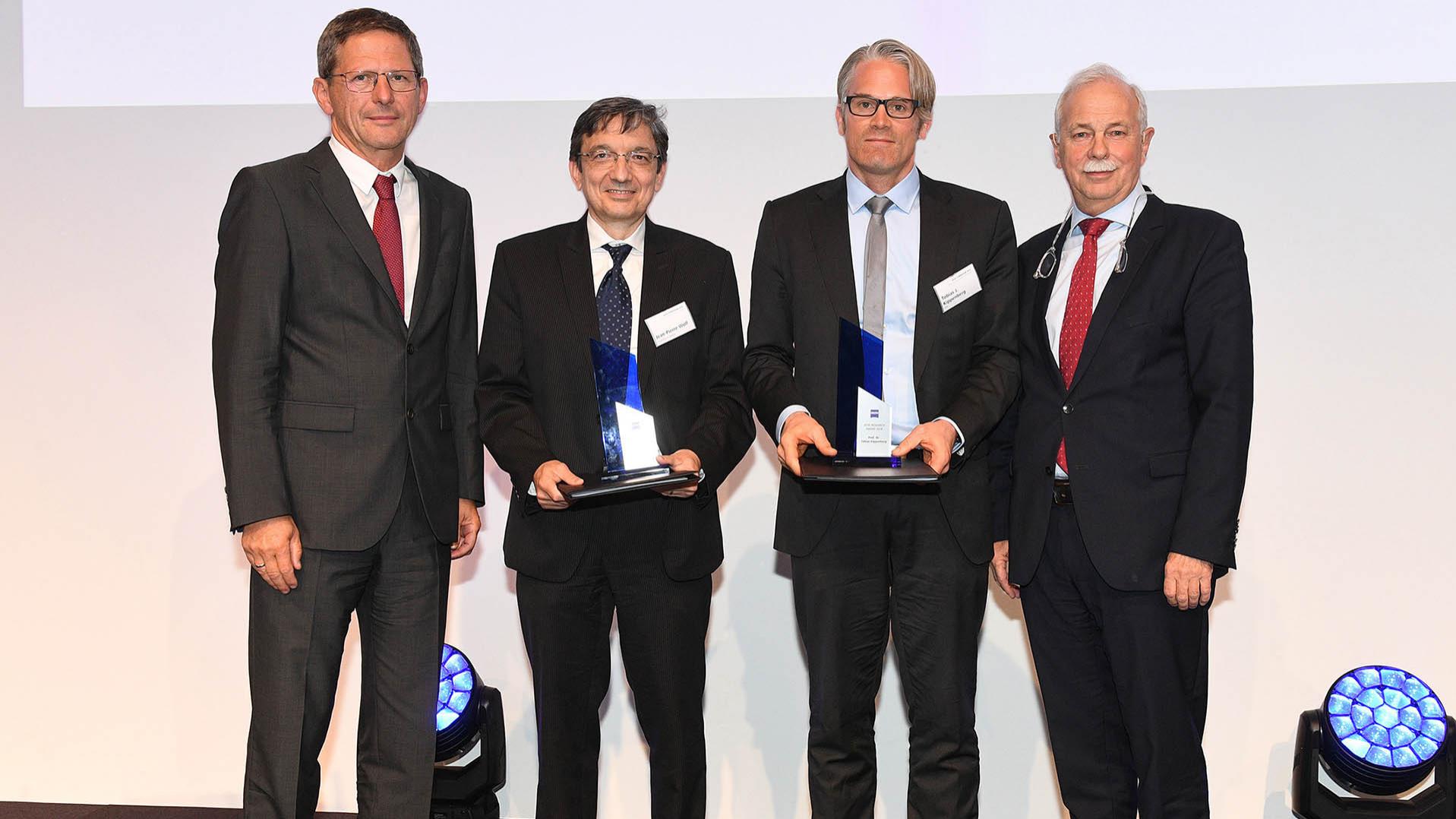 ZEISS Research Award Ceremony: Dr. Jean Pierre Wolf (Institute for Biophotonics at the University of Geneva) and Dr. Tobias Kippenberg (Laboratory of Photonics and Quantum Measurements at École Polytechnique Fédérale de Lausanne – EPFL; 2nd and 3rd from left). Dr. Michael Kaschke, President and CEO of ZEISS (left), and speaker Dr. Jürgen Mlynek, Professor at the Humboldt University of Berlin and former President of the Helmholtz Association, honored the awardwinners.