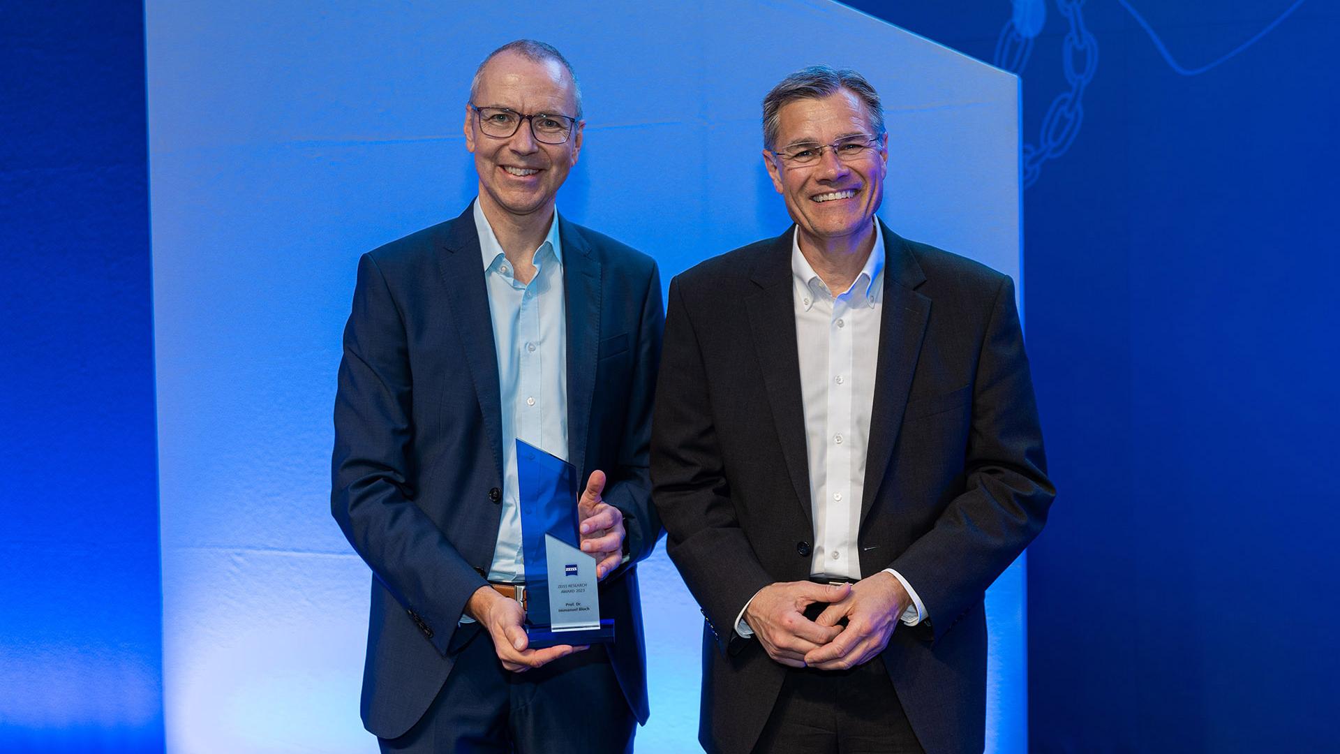 Prof. Dr. Immanuel Bloch, winner of this year's ZEISS Research Award and Dr. Karl Lamprecht, ZEISS CEO.