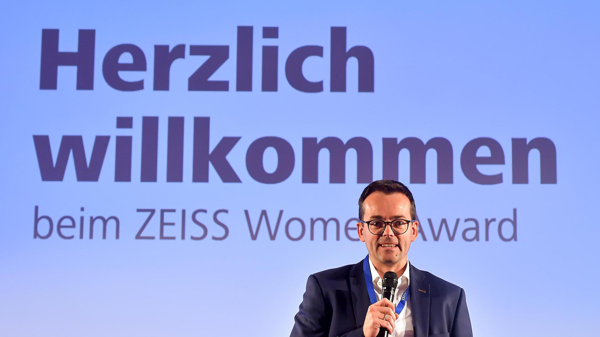 "The ZEISS Women Award is an important medium for drawing attention to talented women in computer science, thus creating role models for the next generation," says Georg von Erffa, Head of Corporate Human Resources at ZEISS.