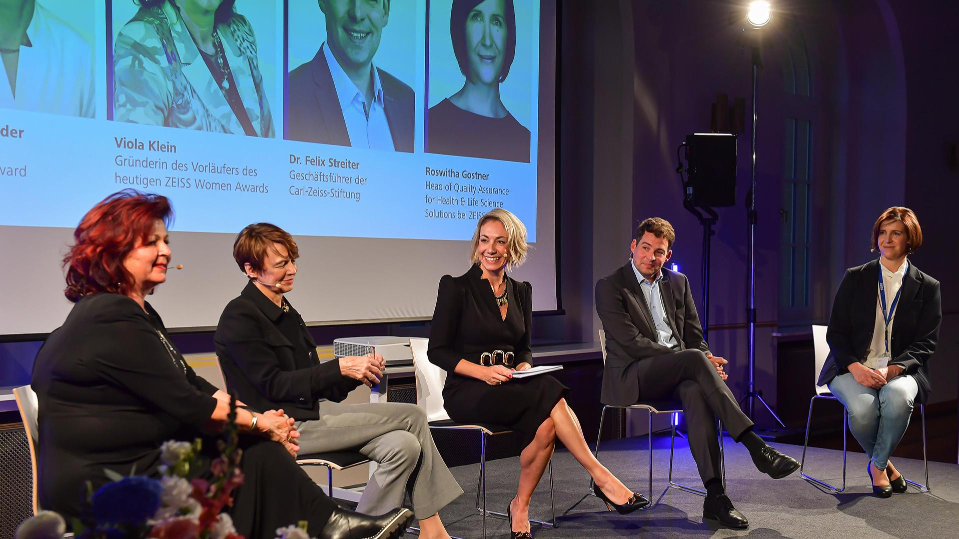 The Women Award is sponsored by Elke Büdenbender, wife of German President Frank-Walter Steinmeier. (from left to right: Viola Klein, Elke Büdenbender, Inkeri Klomsdorf, Dr. Felix Streiter, Roswitha Gostner).