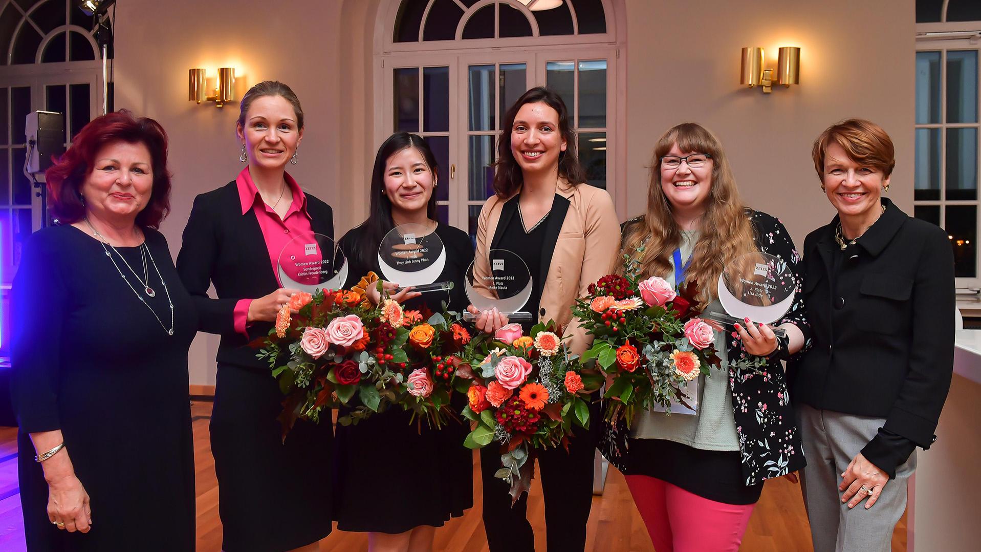 The ZEISS Women Award honors outstanding female graduands in the digital and IT sectors (from left to right: Viola Klein, Kristin Freudenberg, Thuy Linh Jenny Phan, Meike Nauta, Lisa Ihde, Elke Büdenbender).