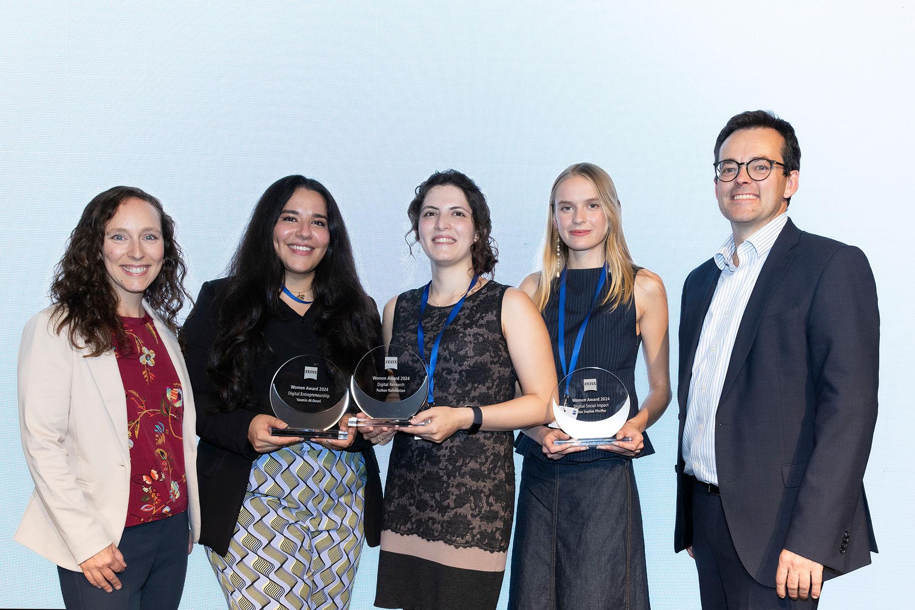 The winners of the fourteenth ZEISS Women Award Yasmin Al-Douri, Fuzhan Rahmanian, Lina Sophie Pfeiffer with Georg von Erffa, Head of Corporate Human Resources and the patron Dr. Suzanna Randall.