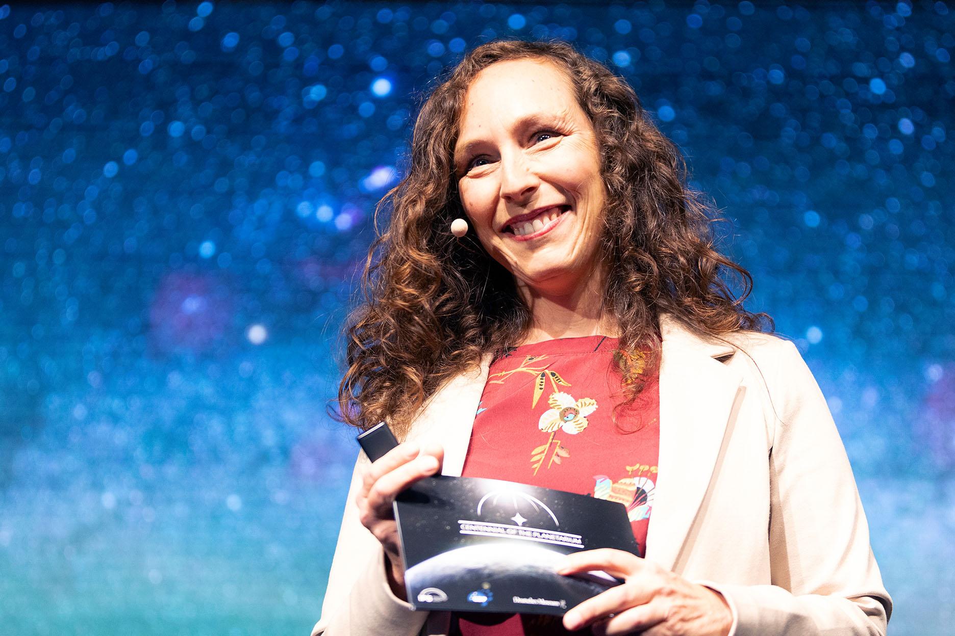 For the first time, the patron of this year's ZEISS Women Award was astrophysicist, author and trainee astronaut Dr. Suzanna Randall: "We need to show girls and women that there are no limits to what they can do in science and research. They can achieve great things – whether on Earth or in space."