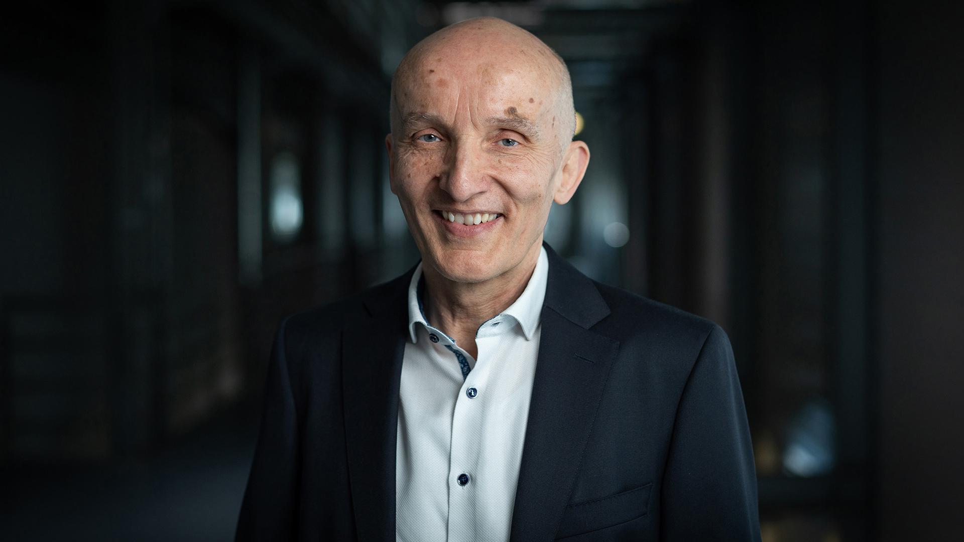 A portrait image of Dr. Peter Kuerz