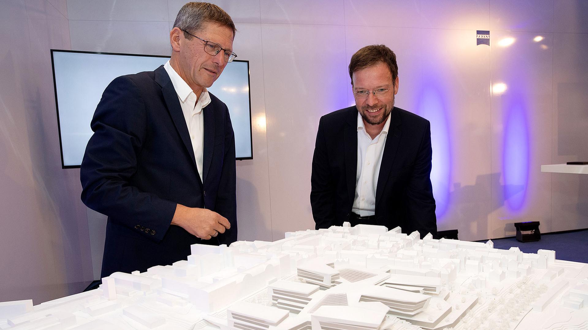 Prof. Dr. Michael Kaschke; President & CEO of Carl Zeiss AG and Dr. Thomas Nitzsche; Mayor of the city of Jena (from left), unveiled the result from the architectural competition for ZEISS' new high-tech site in Jena.