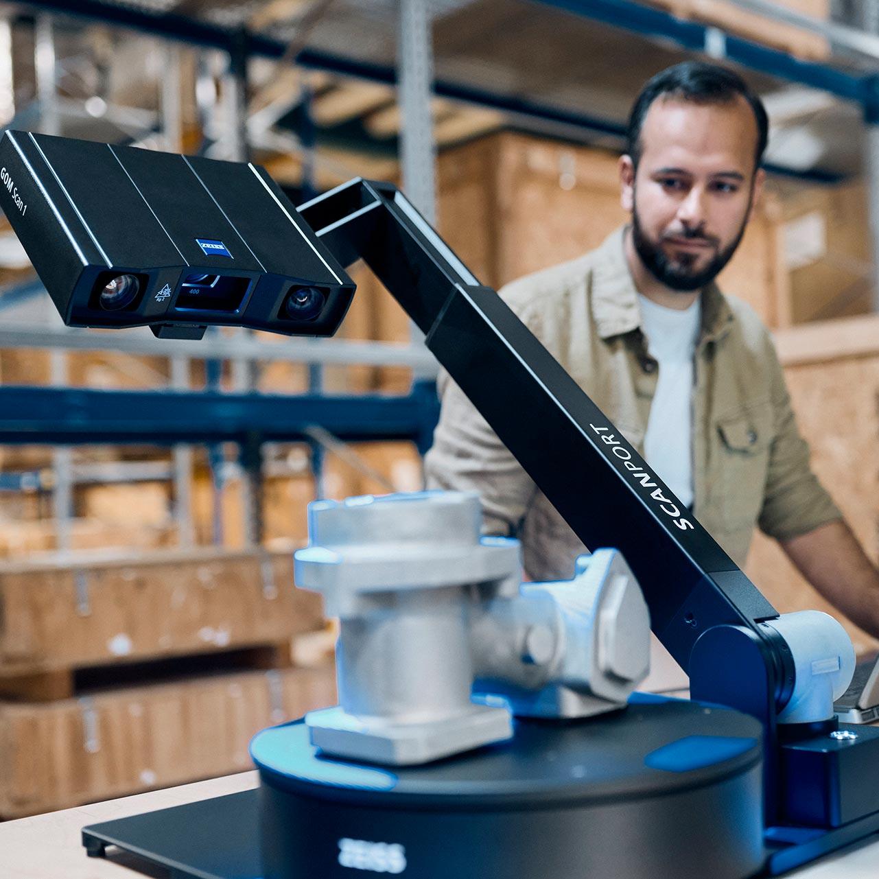 A man using ZEISS ScanPort