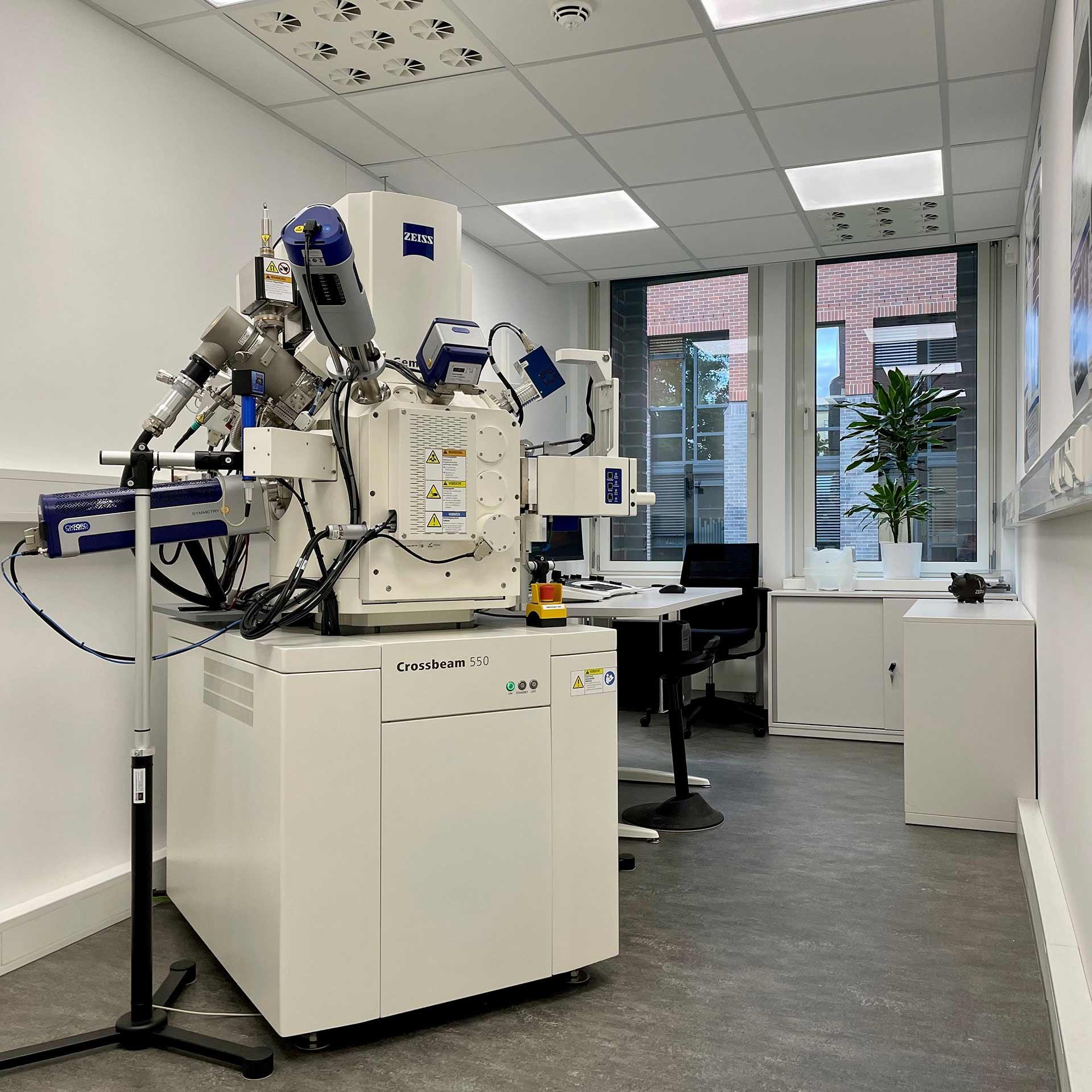 ZEISS Crossbeam 550L at the ZEISS Microscopy Semiconductor Applications Lab in Dresden