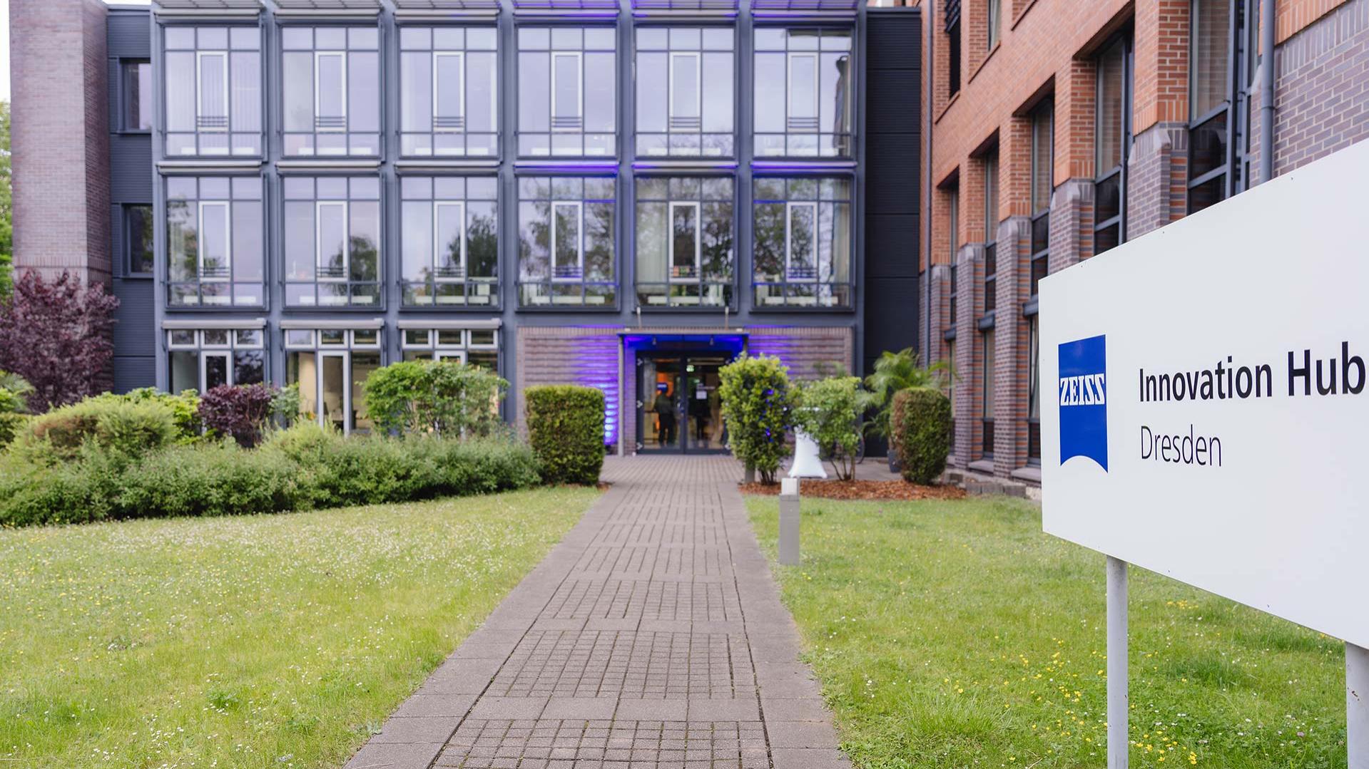 The semiconductor microscopy applications lab is located within the ZEISS Innovation Hub Dresden
