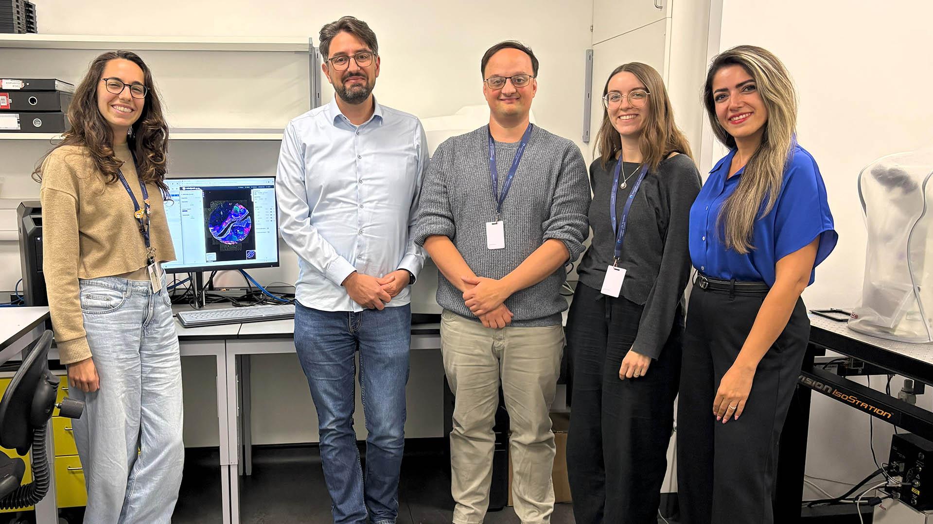 Gemeinsam Innovationen in Spatial Biology vorantreiben – von links: Giulia Tagliavini (CLS), Moritz Widmaier (ZEISS), Christopher Mills (CLS), Lydia Blackburn (CLS) und Sherry Derakhshani (ZEISS).