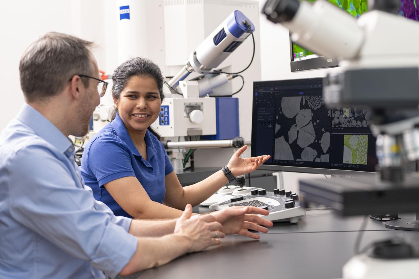 Seamlessly integrating with ZEISS light and electron microscopes, ZEISS ZEN core enables users to manage their instruments and conduct multi-modal experiments through a single, intuitive graphical interface.