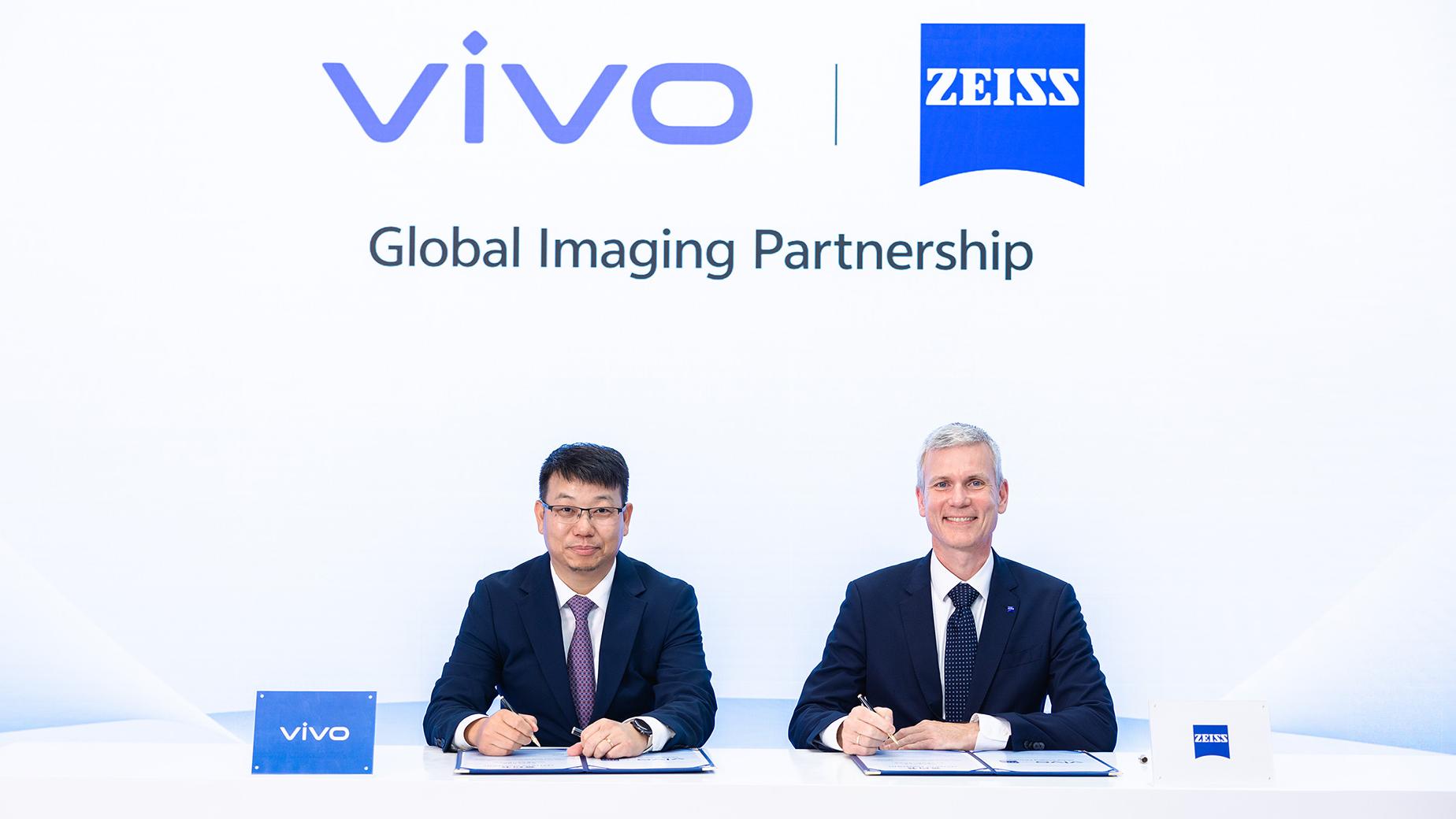 Baishan Hu, Executive Vice President & COO at vivo, President of vivo Central Research Institute (left) and Andreas Pecher, President & CEO of the ZEISS Group (right) signed the collaboration agreement recently