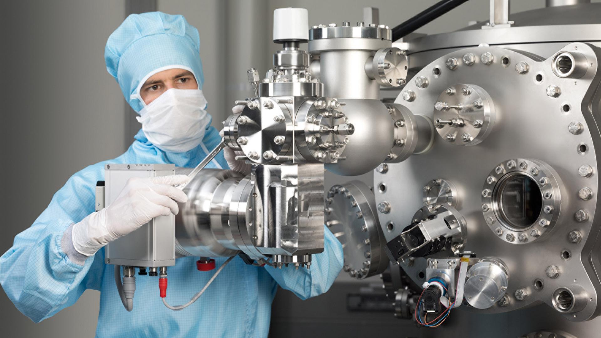 An employee of ZEISS works on the SMT technologies in a cleaning room