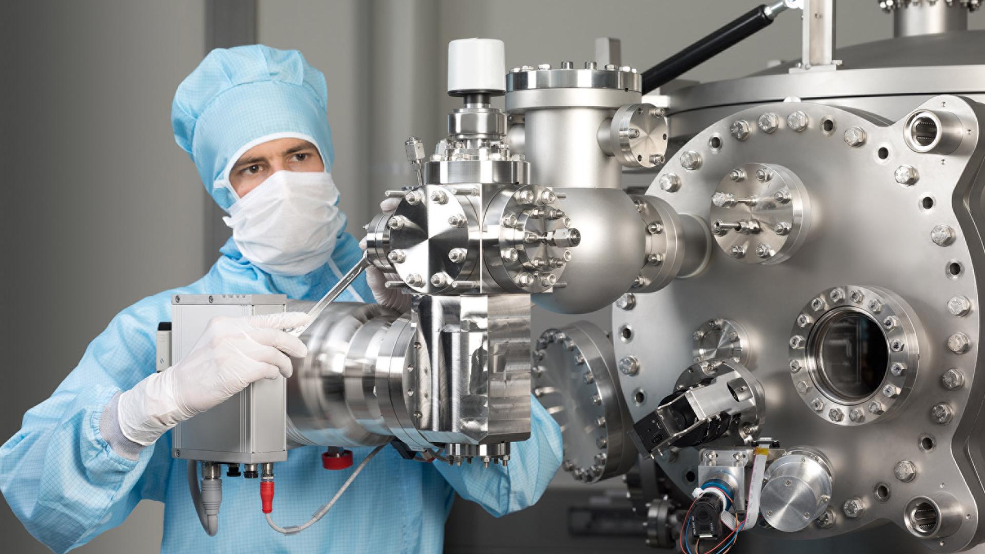 An employee of ZEISS works on the SMT technologies in a cleaning room