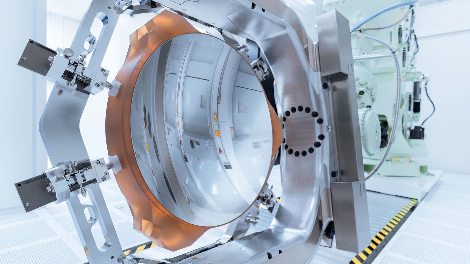 The world's most precise mirror from ZEISS is installed in the optical system for High-NA-EUV technology.