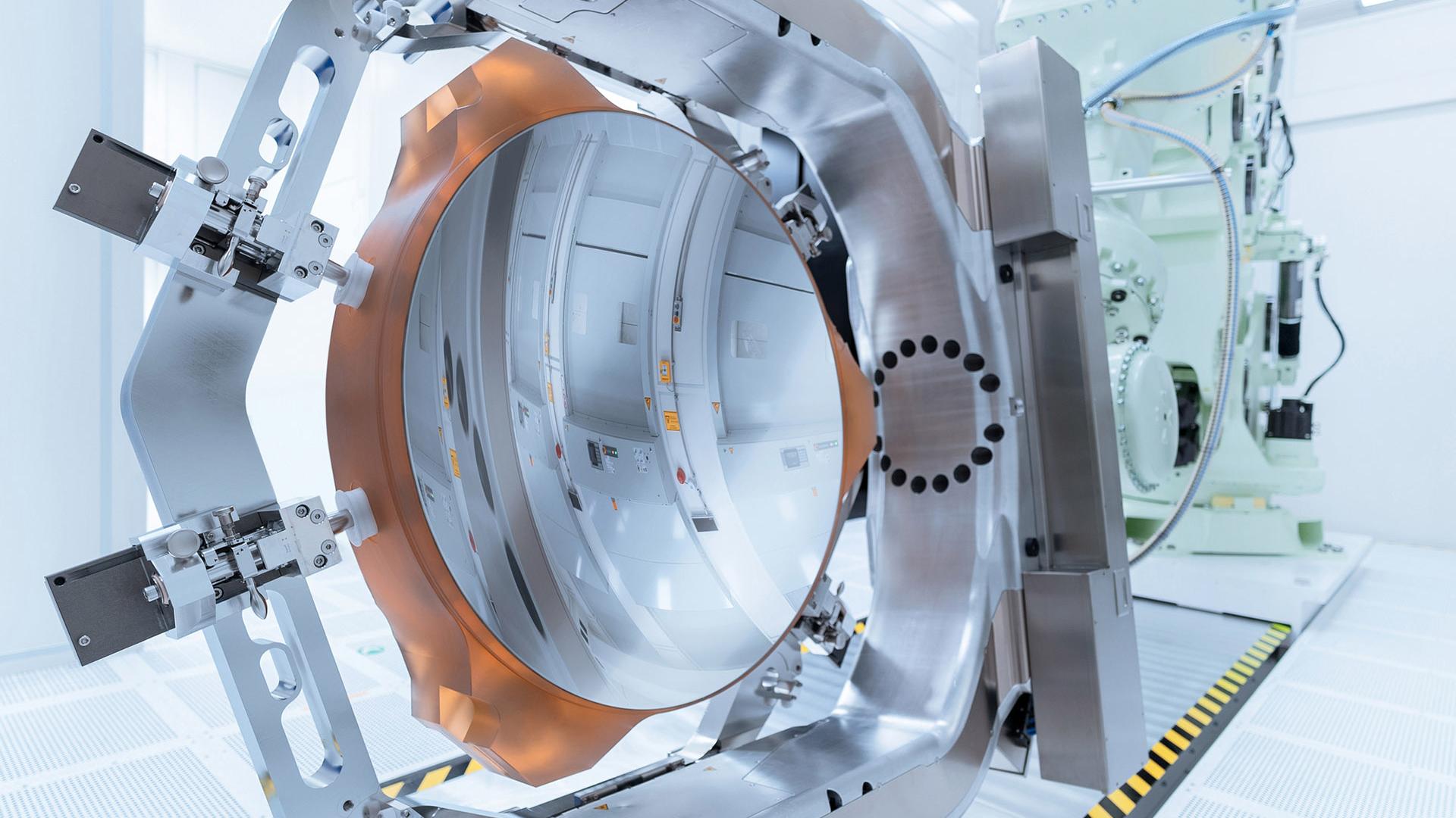 A picture of the world's most precise mirror from ZEISS for High-NA-EUV technology.