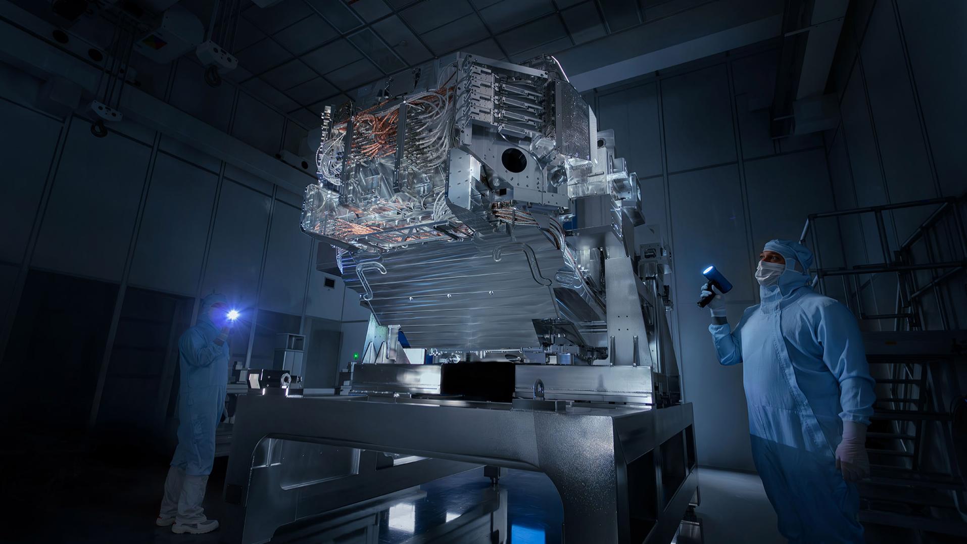 Black light control of the ZEISS projection optics for the High-NA-EUV lithography. The heart of the lithography machine consists of more than 40,000 parts and weighs around twelve tons.