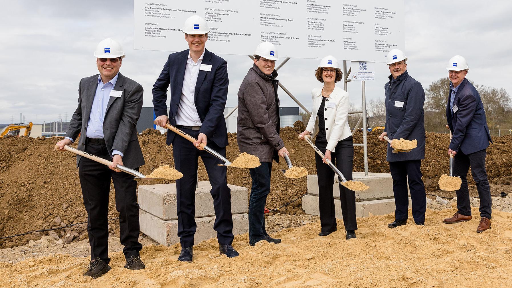 Ceremonial moment: Roland Molz (Head of Operations ZEISS SMT), Christoph Hensche (Chief Operating Officer and Digital Transformation Officer ZEISS SMT), Dr. Andreas Viertelhausen (Mayor of Wetzlar), Katrin Ariki (Site Manager ZEISS SMT in Wetzlar), Manfred Wagner (Chief Mayor of Wetzlar) and Rainer Dietrich (Economic Development Wetzlar) at the groundbreaking ceremony for ZEISS’s new multifunctional factory in Wetzlar. (Photo: ZEISS / Andreas Bender)