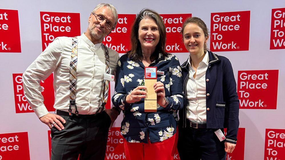 Judith Beale, Head of Human Resources at ZEISS Vision Care, Ralf Meschenmoser, Chief Engineer, and Franziska Brasse, Senior Manager Strategy & CEO Office, accepting the award at a ceremony on March 7 in Bonn.