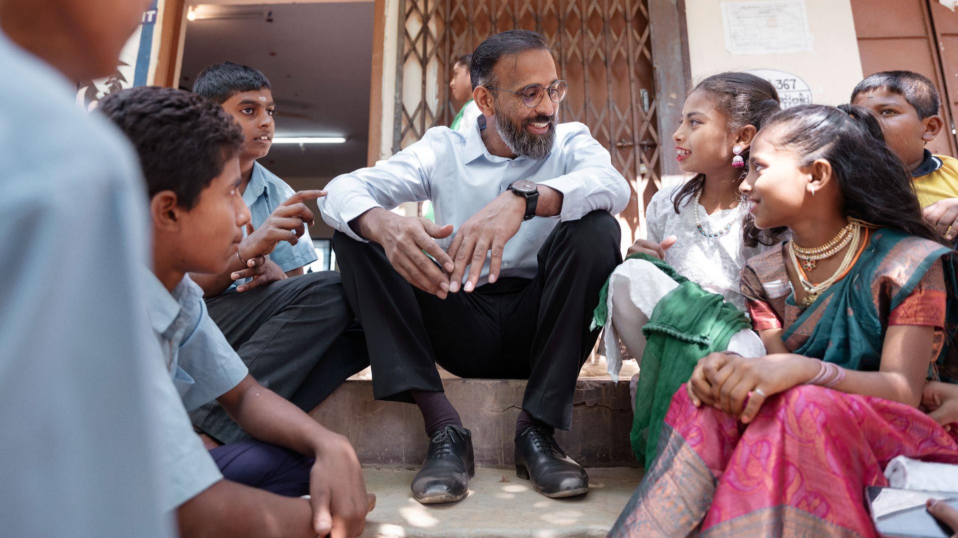 Manoj Sharma at a school near the ZEISS India location in Bengaluru talking with pupils