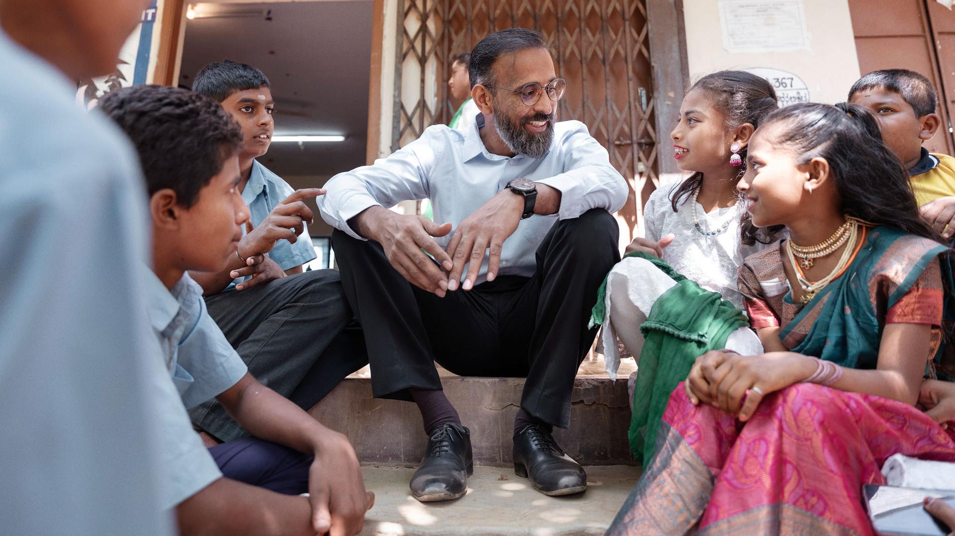 Manoj Sharma at a school near the ZEISS India location in Bengaluru talking with pupils