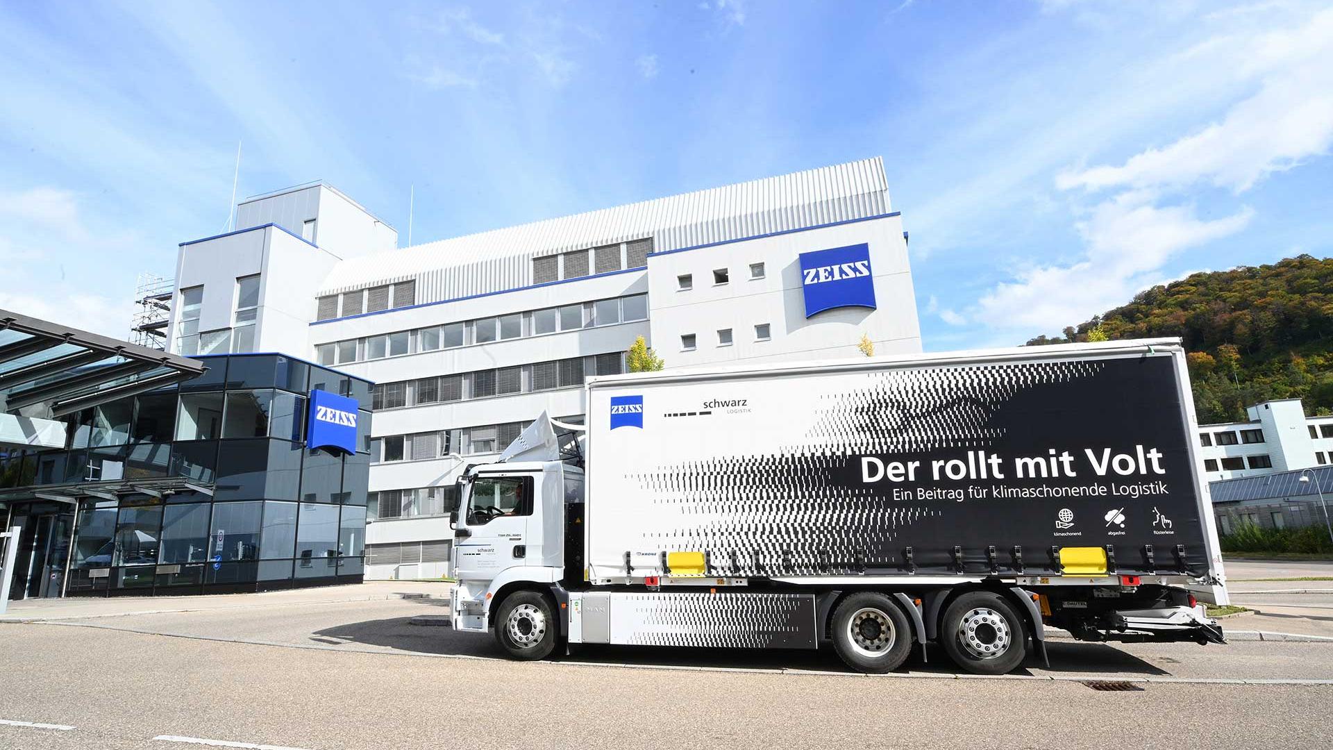 The battery powered MAN eTGM truck run by Schwarz Logistik GmbH will shuttle between Herbrechtingen and Oberkochen three to four times a day during the test phase in order to deliver the preliminary products needed at any given time by the ZEISS Production departments.