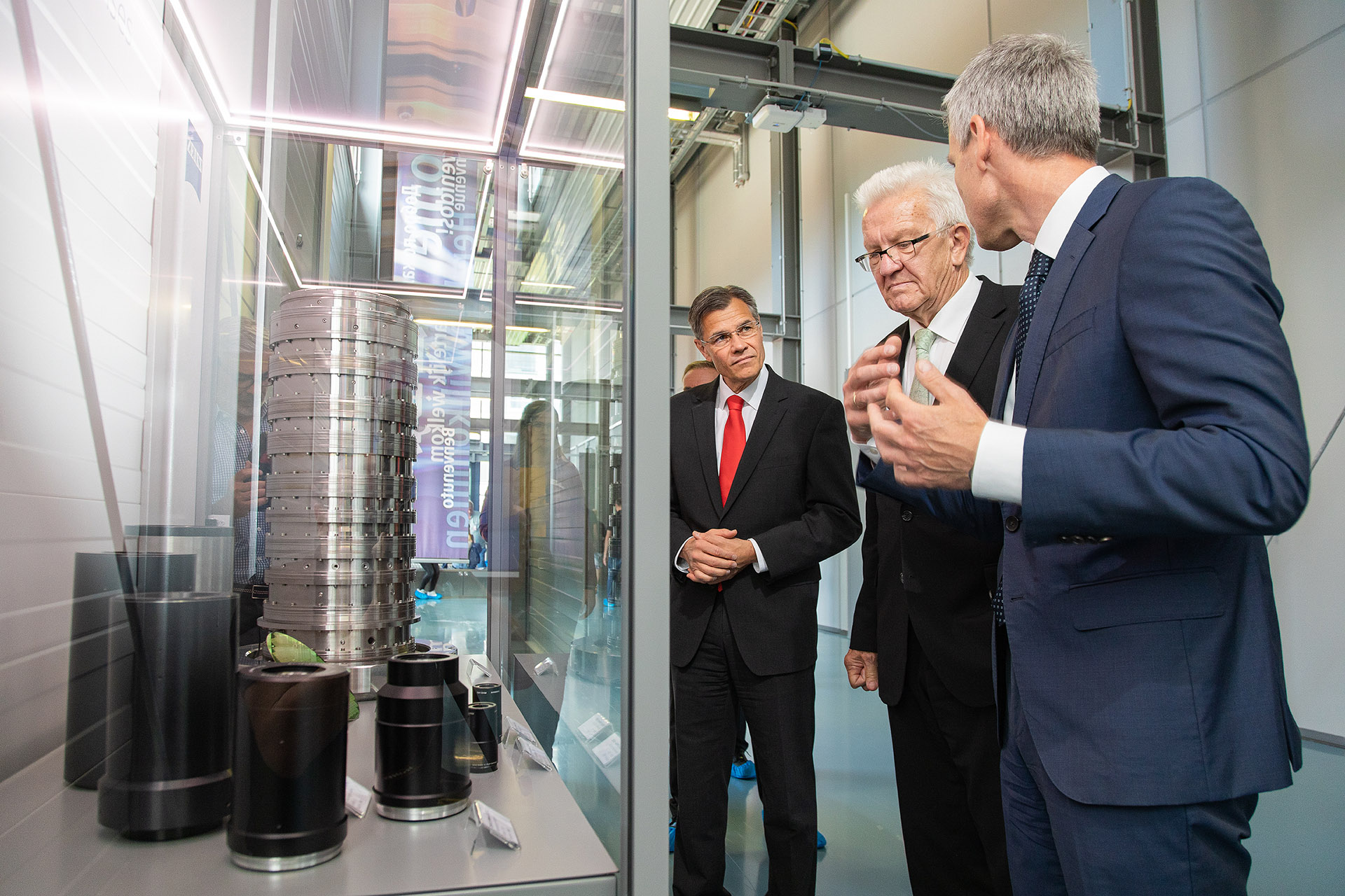 Today, the Governor of the state of Baden-Württemberg, Winfried Kretschmann, visited the Oberkochen headquarters of ZEISS, an internationally leading technology enterprise operating in the fields of optics and optoelectronics. Dr. Karl Lamprecht, President and CEO of ZEISS and Andreas Pecher, Member of the ZEISS Executive Board with responsibility for the Semiconductor Manufacturing Technology (SMT) segment, gave the Minister President a glimpse into the production of the &quot;most precise&quot; mirrors in the world.