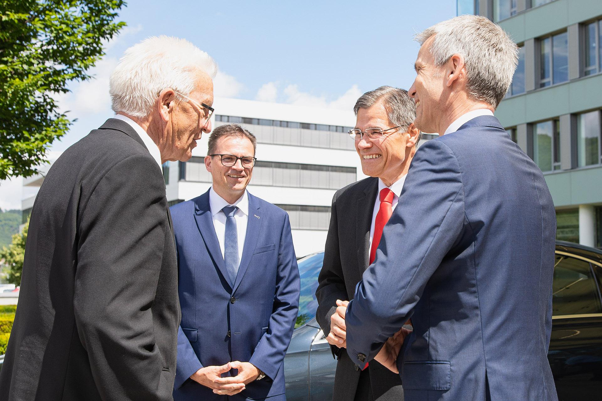 Today, the Governor of the state of Baden-Württemberg, Winfried Kretschmann, visited the Oberkochen headquarters of ZEISS, an internationally leading technology enterprise operating in the fields of optics and optoelectronics. Dr. Karl Lamprecht, President and CEO of ZEISS and Andreas Pecher, Member of the ZEISS Executive Board with responsibility for the Semiconductor Manufacturing Technology (SMT) segment, gave the Minister President a glimpse into the production of the &quot;most precise&quot; mirrors in the world.
