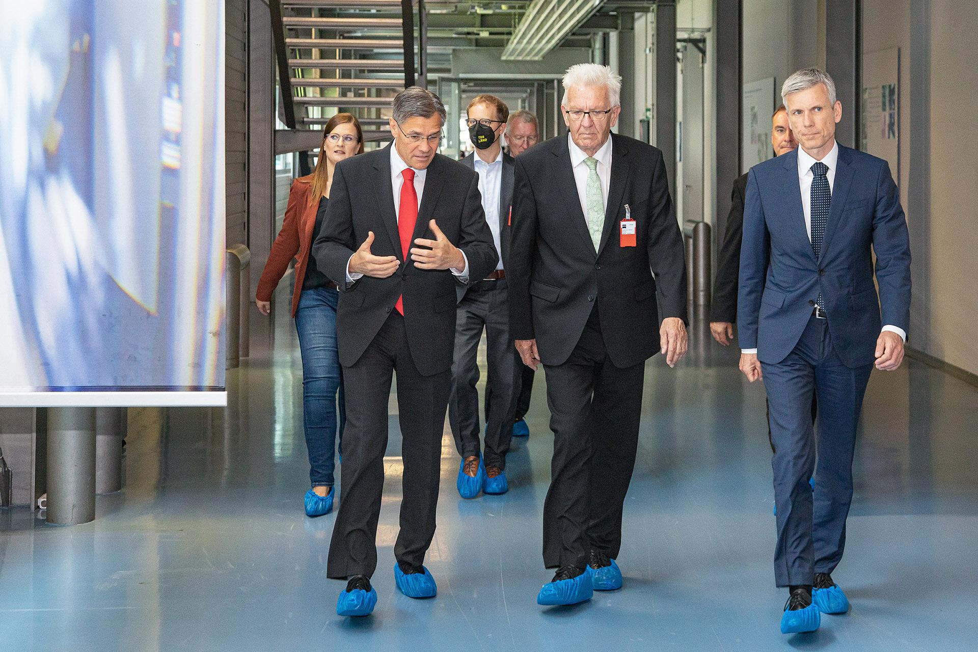 Today, the Governor of the state of Baden-Württemberg, Winfried Kretschmann, visited the Oberkochen headquarters of ZEISS, an internationally leading technology enterprise operating in the fields of optics and optoelectronics. Dr. Karl Lamprecht, President and CEO of ZEISS and Andreas Pecher, Member of the ZEISS Executive Board with responsibility for the Semiconductor Manufacturing Technology (SMT) segment, gave the Minister President a glimpse into the production of the &quot;most precise&quot; mirrors in the world.