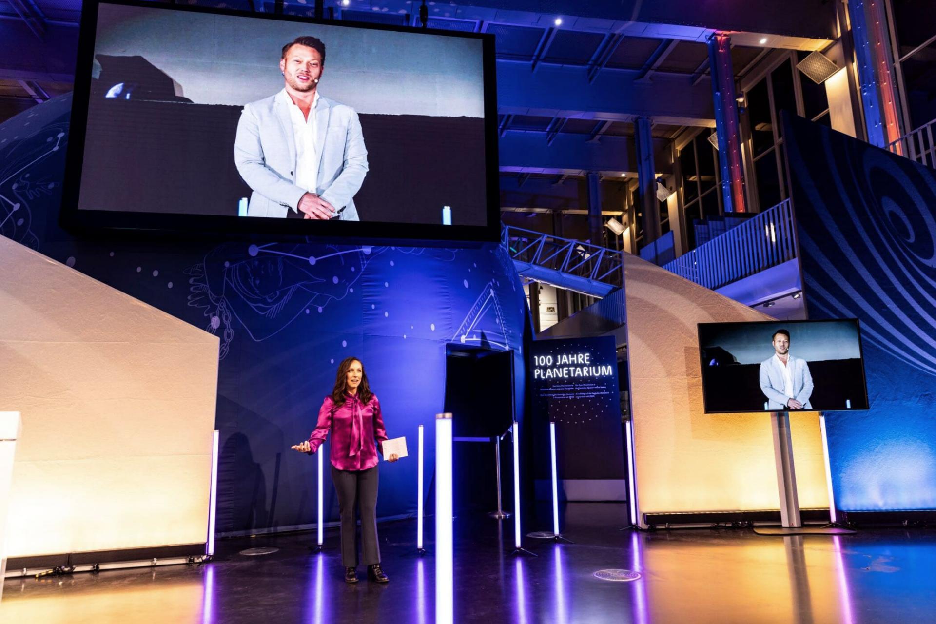 The two moderators Dr. Suzanna Randall and Jens Pflüger at their locations in Munich and Jena.