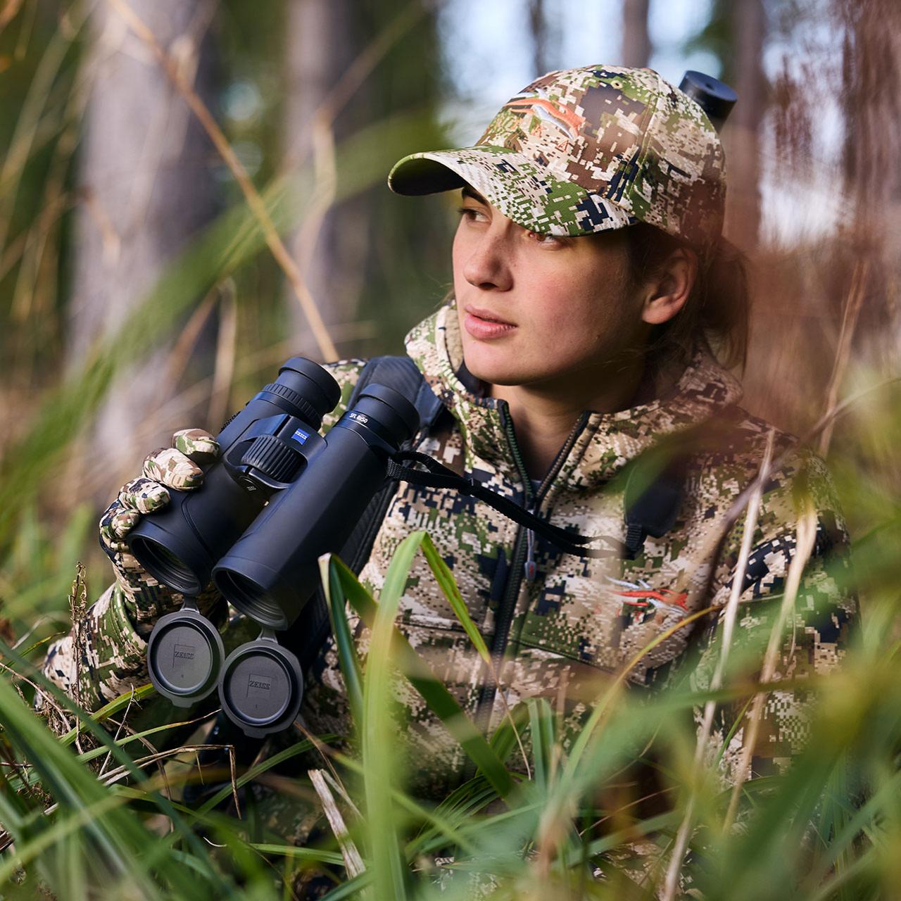 https://www.zeiss.com/content/dam/pno/images/hunting/products/binoculars/_stage/zeiss-binoculars-stage.jpg/_jcr_content/renditions/original.image_file.1280.1280.1983%2C0%2C3264%2C1281.file/zeiss-binoculars-stage.jpg