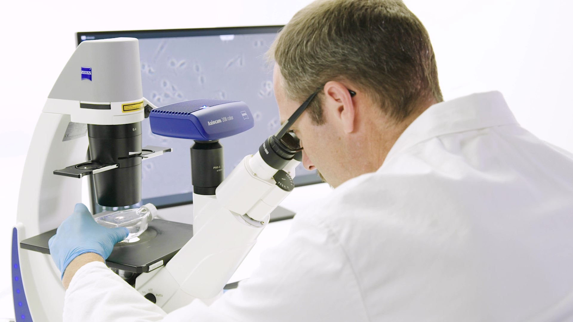 Améliorez vos analyses de cultures cellulaires avec ZEISS Labscope AI : un logiciel intelligent, rapide et entièrement automatisé qui intègre l'intelligence artificielle pour un comptage cellulaire précis et reproductible. Idéal pour les laboratoires cherchant à optimiser leur temps sans sacrifier la qualité, Labscope AI garantit un traitement sans intervention manuelle, une précision renforcée et des résultats constants à chaque analyse.