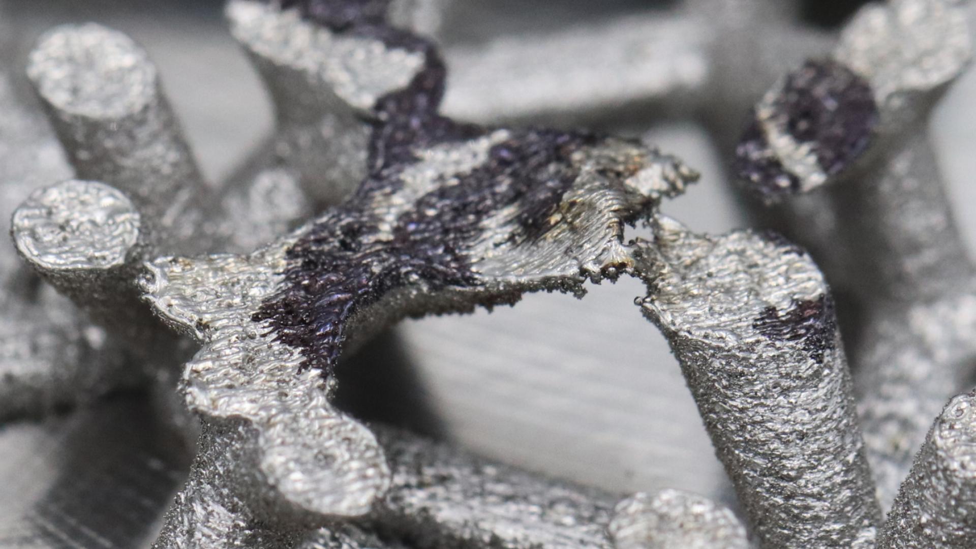 Laser powder bed fusion of an Fe-Ni alloy for vibration damping