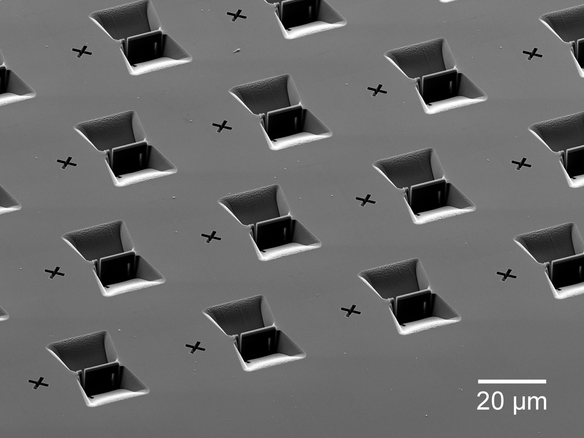 Multi-Site lamella preparation in silicon using ZEN TEM Prep module in ZEN core. The array contains 7x6 1µm thick lamellas, aka chunks.