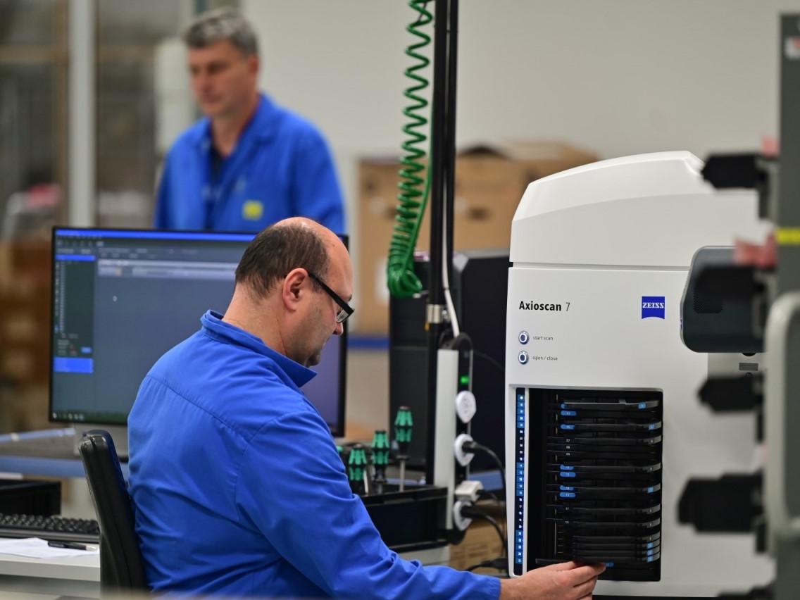 ZEISS Axioscan is set up by loading the 100 sample magazine to start the application test.