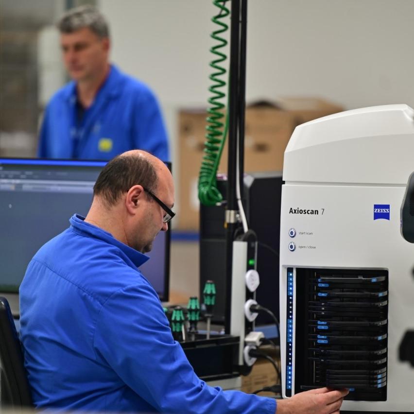 ZEISS Axioscan is set up by loading the 100 sample magazine to start the application test.