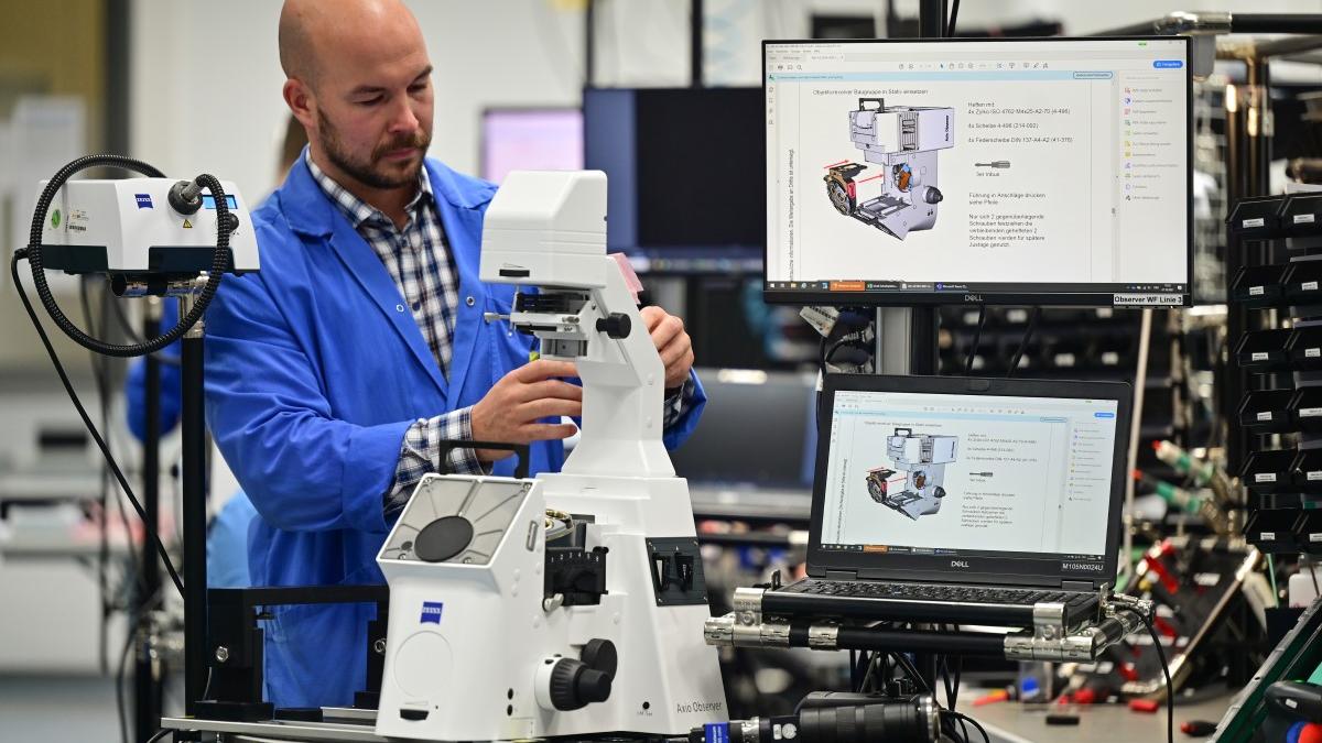 ZEISS Axio Observer is assembled in several steps on the production line