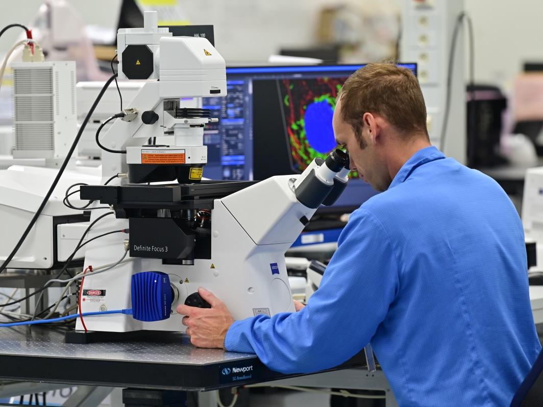 When calibrating high-resolution microscope systems, accuracy in the nanometer range is essential.