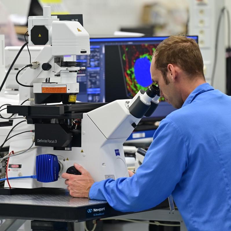 When calibrating high-resolution microscope systems, accuracy in the nanometer range is essential.