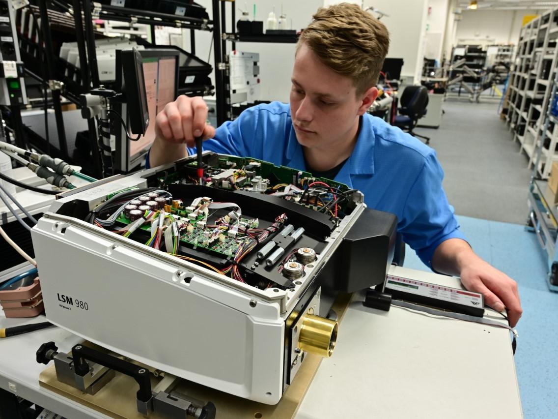 An employee is adjusting the optical components in the scan head of ZEISS LSM 980.
